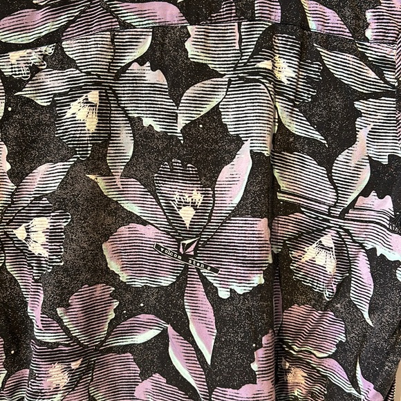 Volcom black Hawaiian print boys button down shirt L 12 light weight vacation - Picture 5 of 5
